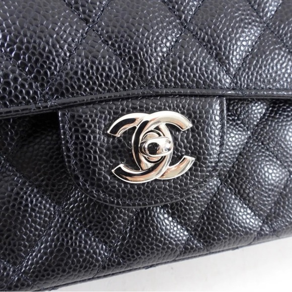 Chanel Medium Classic Flap Silver hardware, in excellent condition - Picture 2 of 6